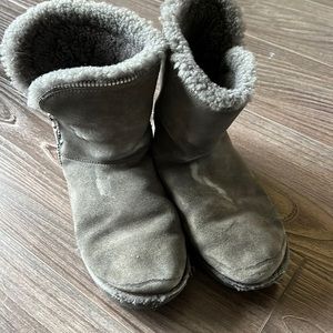 Women’s Ugg size 7.